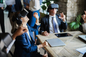 Tourisme d'affaires, gens d'affaires portant des lunettes de réalité virtuelle à l'intérieur d'un bureau